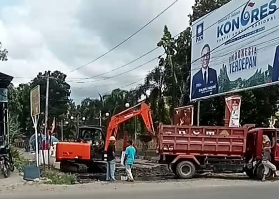 Perbaiki Jalan Luber Ke Kantor KPU, Tem relawan “HARAPAN” lakukan gotong royong Jilid II 