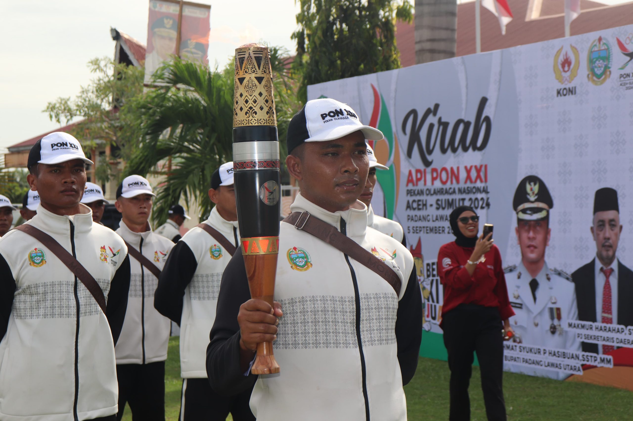 Ribuan Masyarakat Paluta Dan Pelajar Antusias Menyambut Kirab Obor Api PON XXI Aceh-Sumut 2024