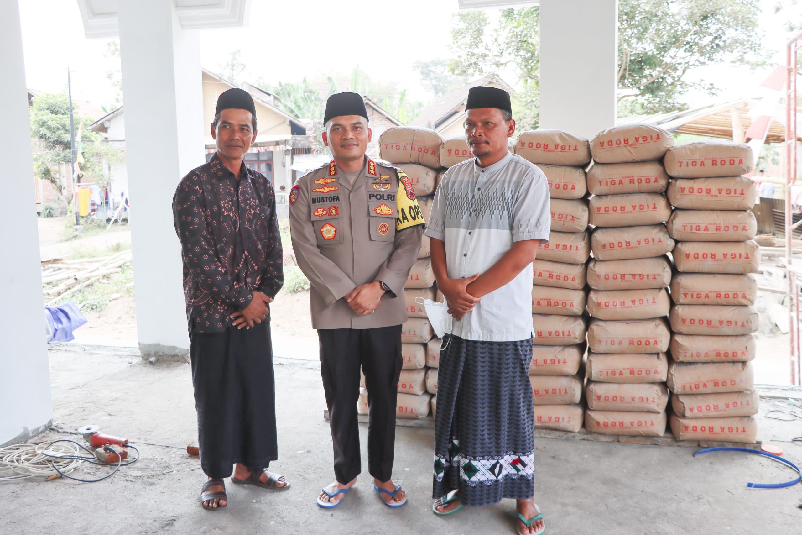 Masjid Ar Rohmad Bondowoso Dibangun, Kapolresta Magelang Sumbang 50 Sak Semen