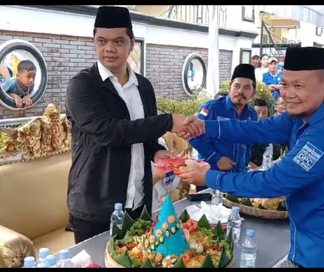 MaWar, MendapatkanTumpeng Kemenangan di HUT Partai Demokrat ke-23