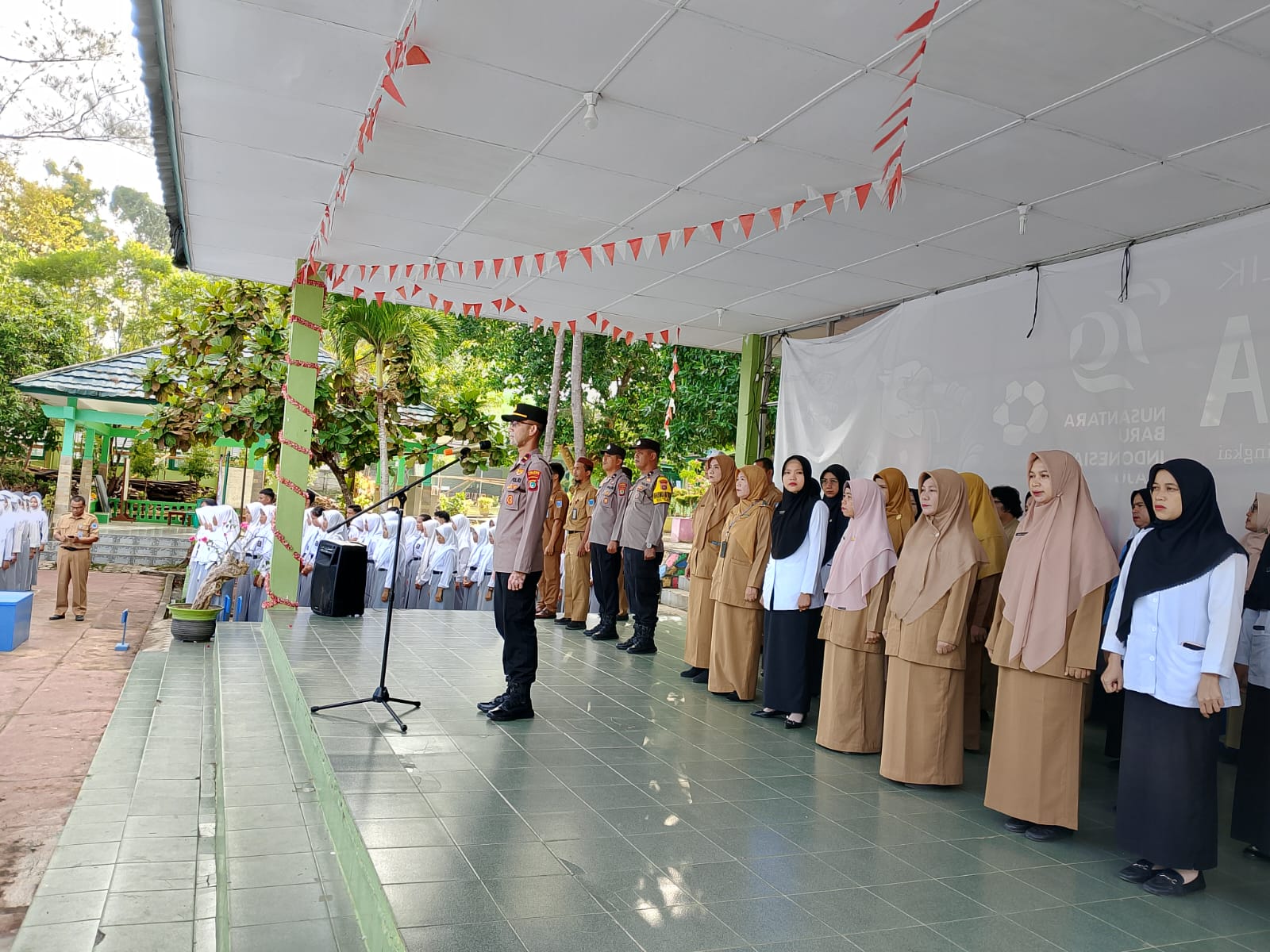 Jadi Pembina Upacara di SMA N 1 Pemali, Kapolsek Sampaikan Pesan Penting untuk Siswa