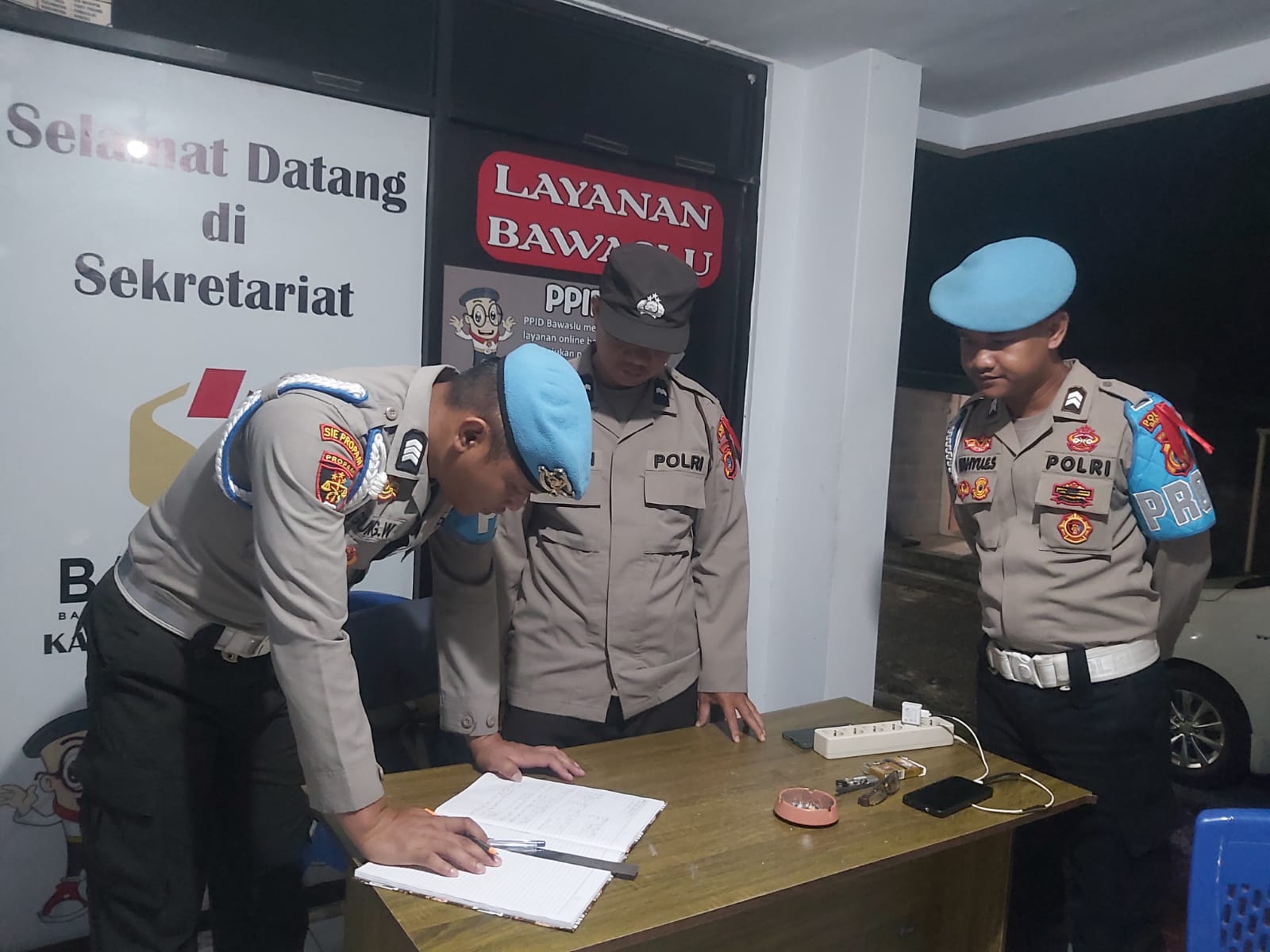 Si Propam Polres Bangka Melakukan Pengecekan Personel Pam KPU dan Bawaslu Bangka.