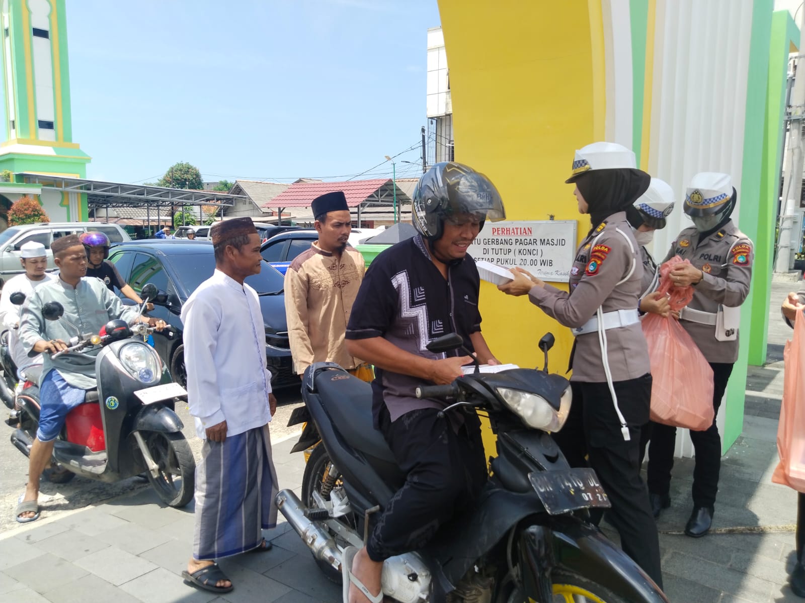 Atur Lalin Dan Bagi Makan Gratis Ke Jamaah Solat Jumat, Ditlantas Polda Babel Wujudkan Kehadiran Polri Ditengah Masyarakat
