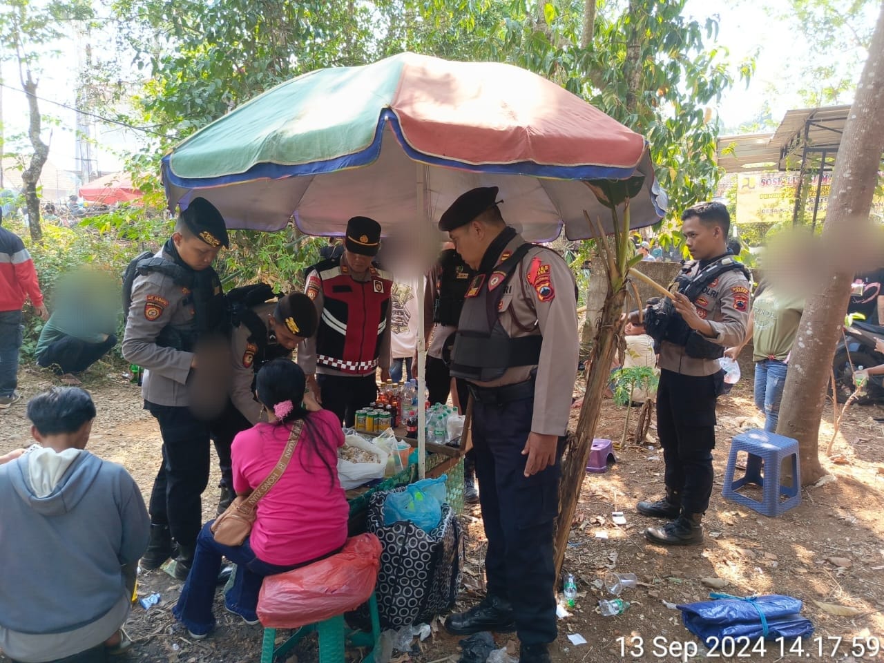 Jaga Keamanan Wilayah Jelang Pilkada 2024, Polisi Sita Belasan Botol Miras Saat Pengamanan Orkes Dangdut