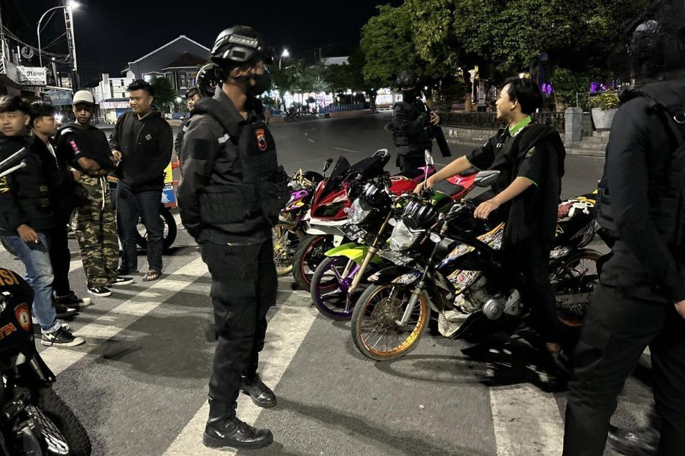 Patroli Long Weekend di Kota Tegal, Pemotor Berknalpot Brong Dihukum Push Up