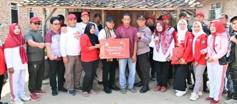 Haru Biru Sukiyadi Terima Bantuan Bedah Rumah dari Bupati Nanang Ermanto