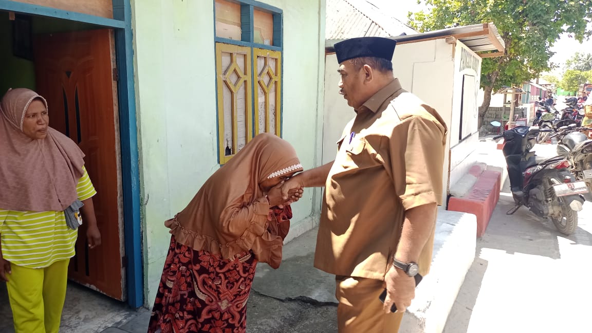 Sekda Kab Buru Kunjungi Keluarga Korban Hilang Saat Melaut Didesa Ubung Kec Lilialy