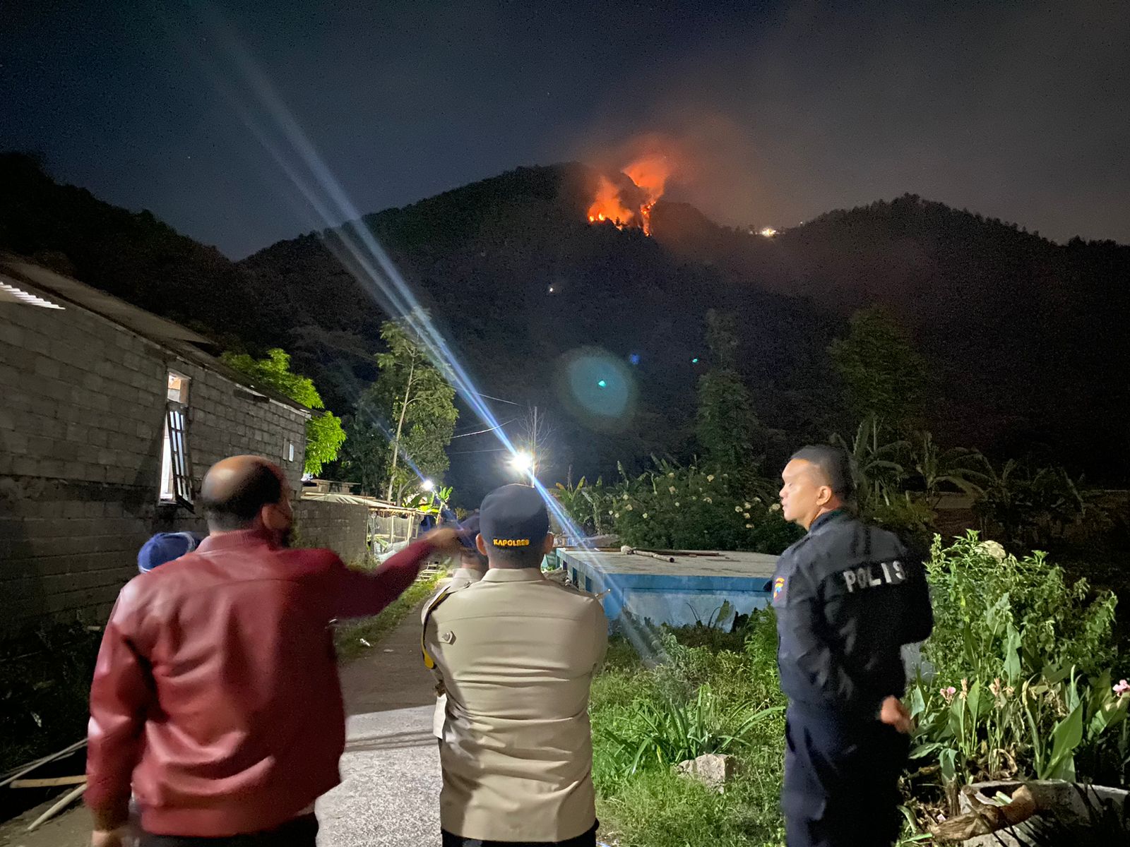 Tim Gabungan Padamkan Kebakaran Di Gunung Telomoyo, Polda Jateng Tegaskan Tidak Ada Korban