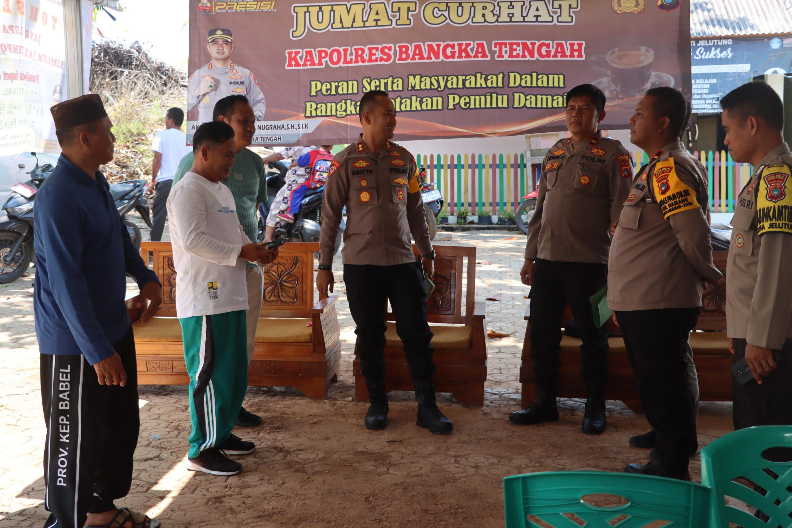 Kapolres Bangka Tengah ajak Masyarakat Desa Jelutung Ciptakan Pelimu Damai pada Jumat Curhat.