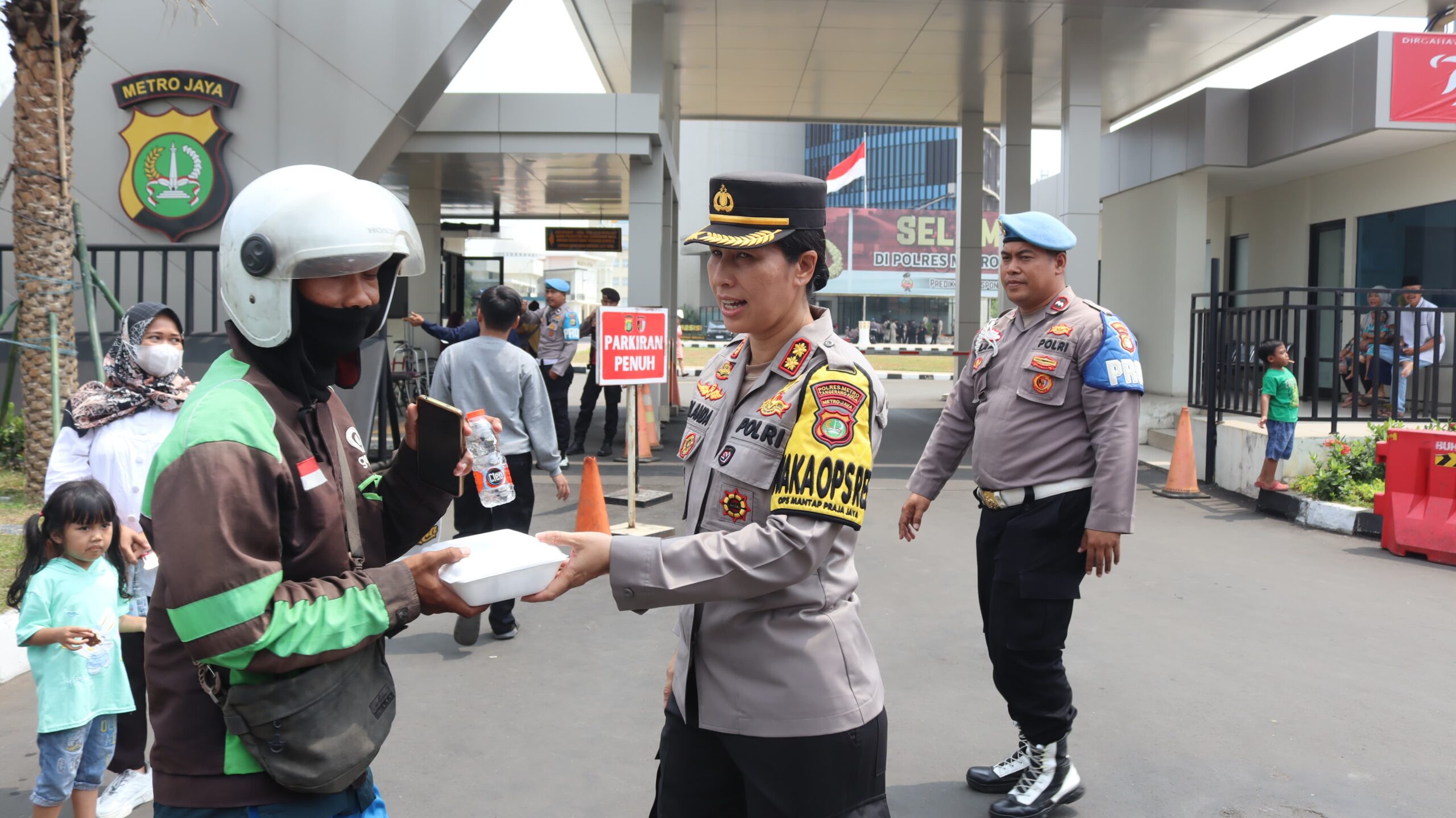 Ratusan Makanan Gratis dibagikan Polisi dalam Jumat Berkah