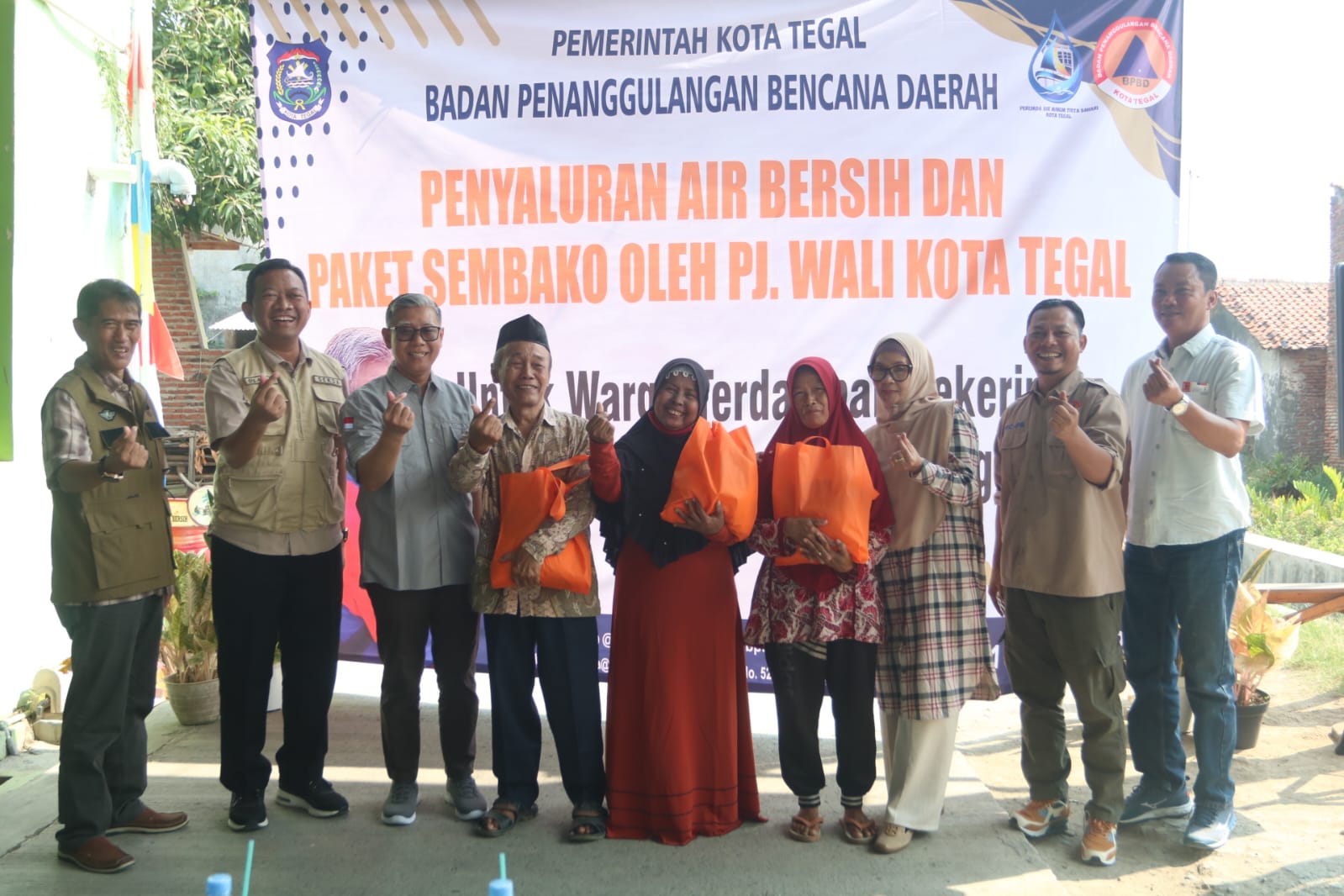 Pemkot Tegal Salurkan Bantuan Sembako dan Air Bersih