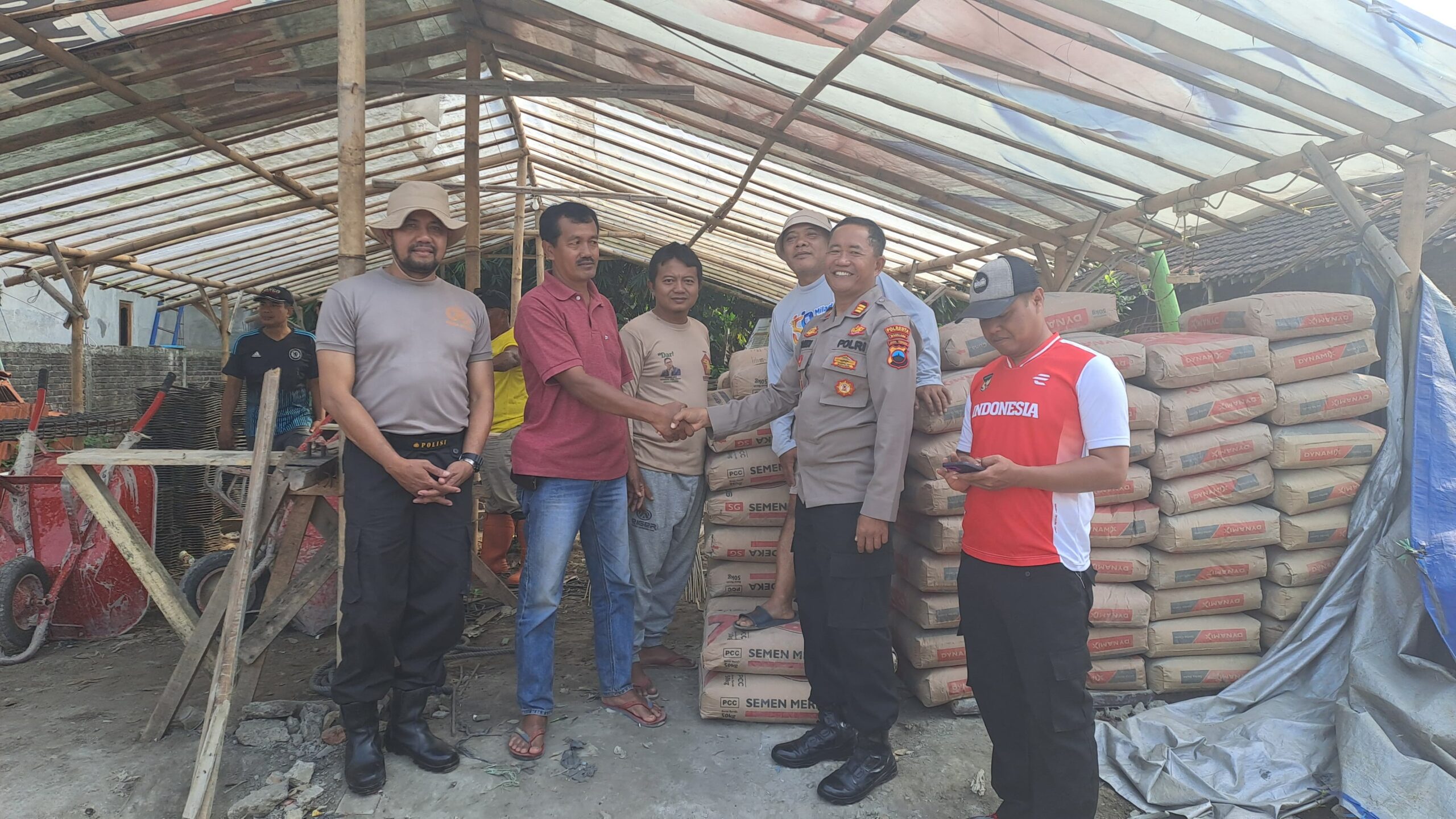 Polsek Secang dan Masyarakat Dusun Cetokan Kerja Bakti Pembangunan Masjid