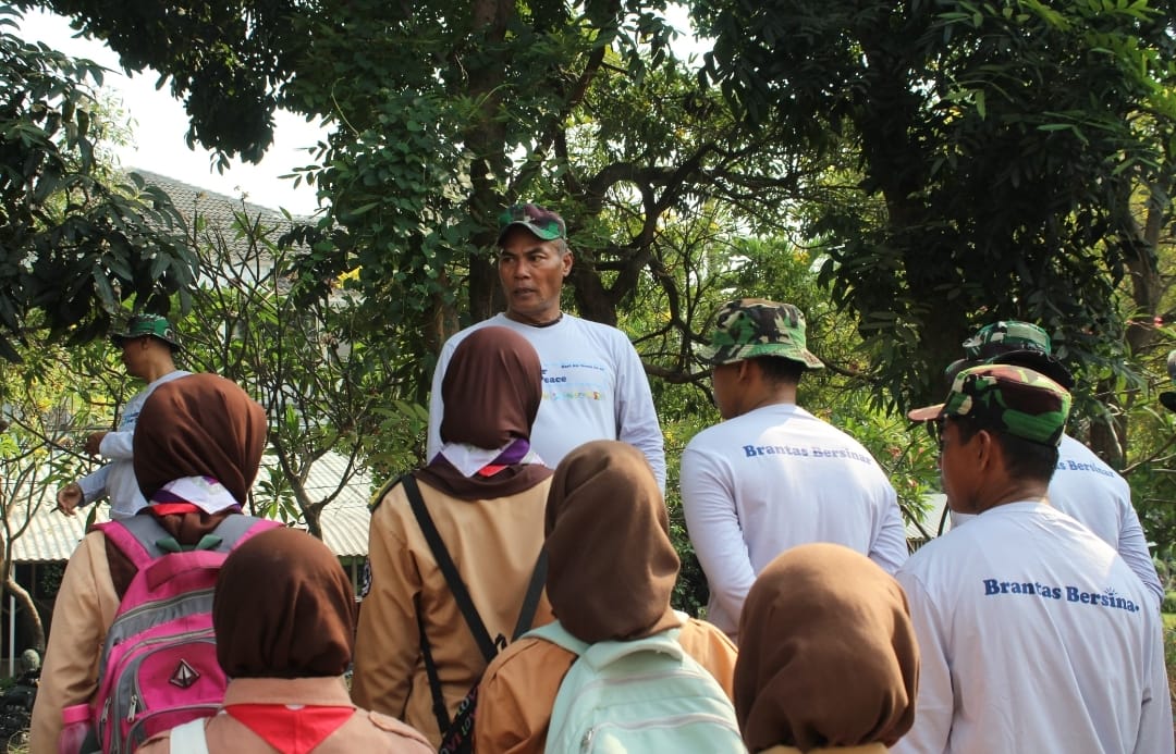 Kodim 0830/Surabaya Utara Bersinergi Bersihkan Bantaran Sungai Jagir Sambut HUT ke-79 TNI