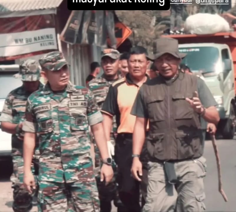 Rangkaian HUT TNI ke-79, Kodim 0719/Jepara Gelar Aksi Bersih Selokan di Pasar Keling