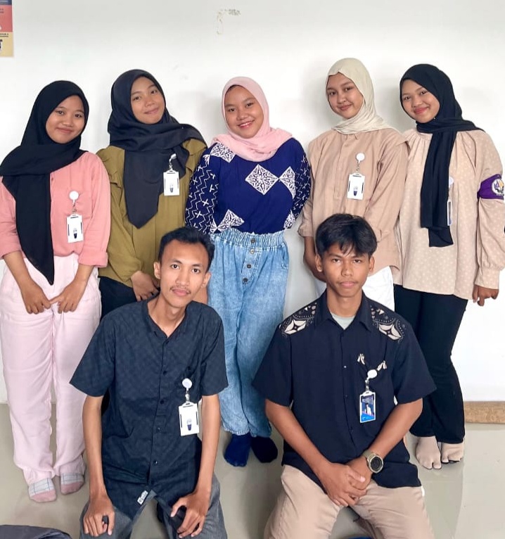Kawula muda pesawaran mendukung Program kreatif dan visi misi Cakep    Pesawaran – Lampung Realisasi program Kreatif dari visi misi CAKEP yang diusung Pasangan Calon Bupati dan Wakil Bupati Pesawaran Nanda Indira-Antonius M. Ali sudah sangat dinantikan bagi kalangan muda dan masyarakat yang ada di Kabupaten Pesawaran.  Pasalnya, program Kreatif dengan mengusung TABIK PUN dan INDIRA ini, dianggap mampu akan menyelesaikan permasalahan yang dihadapi masyarakat dan para kawula muda. Dalam rangka untuk menciptakan masyarakat Pesawaran yang memiliki ketrampilan, dan bisa menciptakan lapangan pekerjaan sendiri.  Seperti yang diungkapkan Soffa (19) warga Desa Taman Sari Kecamatan Gedong Tataan, bahwa dirinya sangat antusias dengan adanya program yang diusung paslon Nanda-Anton tersebut.  Karena menurut dia, dalam program Kreatif tersebut, terdapat Training dan Bantuan Modal, untuk masyarakat Pesawaran yang akan membuka usaha. Terutama bagi dirinya dan kawan-kawannya yang baru lulus sekolah dan tidak melanjutkan ke jenjang kuliah.  “Saya sangat menantikan program ini berjalan. Karena pastinya akan sangat membantu saya yang tidak lanjut kuliah. Jadi nggak sabar nunggu pemilihan. Karena saya mau pilih Bu Nanda biar jadi Ibu Bupati Pesawaran,” kata dia, Jumat 27 September 2024.  Hal senada juga dikatakan Ade Aulia (22) warga Kecamatan Waylima, yang menilai program Kreatif dari visi misi Paslon Nanda-Anton akan berperan penting dalam pemerintahannya jika terpilih nanti.  Apalagi program ini, kata dia, menyentuh langsung kaum muda sebagai generasi penerus bangsa, yang saat ini sangat butuh perhatian lebih dari pemerintah.  “Saya sangat mendukung program ini. Karena saya sebagai generasi muda, butuh bimbingan. Dan jika program ini terealisasi, akan sangat membantu kami sebagai generasi muda yang ingin tumbuh sebagai generasi unggul seperti visi misi Ibu Nanda dan Pak Anton,” kata dia.  Tentunya saya akan pilih Bu Nanda dan Pak Anton. Semoga satu suara dari saya ini bisa memberi kontribusi untuk terpilih menjadi Bupati dan Wakil Bupati Pesawaran periode 2024-2029, ucap mahasiswi SI Malahayati ini.  Lain hal nya dengan yang disampaikan oleh Yuni (45) warga Desa Sukaraja Kecamatan Gedongtataan yang menganggap program Kreatif dari visi misi CAKEP yang diusung Nanda-Anton ini akan menjawab pertanyaan setiap orang tua yang khawatir dengan masa depan anak-anaknya yang tidak melanjutkan ke jenjang kuliah.  Program Kreatif ini, kata dia, sangat diharapkan dapat berjalan dan terealisasi. Agar anak-anak muda yang ada di Kabupaten Pesawaran, termasuk dua orang anaknya yang baru lulus ini nantinya bisa memiliki ketrampilan untuk masa depan yang lebih baik.   “Saya sebagai masyarakat dan orang tua sangat mengapresiasi, dan berharap program ini dapat berjalan kedepannya. Dan saya akan pilih Bu Nanda. Supaya program ini dapat segera terealisasi,” ungkapnya.  Menyikapi hal ini, Calon Bupati Pesawaran Nanda Indira menyampaikan bahwa, dirinya bersama Antonius M. Ali akan konsen terhadap perkembangan dan masa depan anak-anak muda di Kabupaten Pesawaran.  Dia mengungkapkan, realisasi program Kreatif dari visi misi CAKEP akan memberikan dampak yang luar biasa, serta dapat menciptakan generasi-generasi unggul di kabupaten yang berjuluk Bumi Andan Jejama tersebut.  Tidak hanya untuk anak-anak muda, lanjut Nanda, masyarakat Pesawaran juga akan merasakan program Kreatif ini. Karena dalam program ini sudah di siapkan untuk masyarakat Pesawaran. Yaitu training, bantuan modal, insentif, kolaborasi, dan pusat perbelanjaan (TABIK PUN). Serta Integrasi, Digitalisasi, dan Regenerasi (INDIRA).  “Melalui program kerja Kreatif ini, kita sudah menyiapkan segala sesuatunya. Dengan misi kami yaitu pemanfaatan sumber daya alam yang ada di Kabupaten Pesawaran berbasis kearifan lokal. Serta pemberdayaan generasi milenial untuk kesehjateraan masyarakat,” jelasnya.  Sementara itu, Antonius M. Ali menambahkan, pemuda sebagai generasi bangsa, harus memiliki peran dalam memajukan Kabupaten Pesawaran.  “Dan dengan program Kreatif yang kita usung dalam visi misi CAKEP, akan menggandeng para pemuda dan masyarakat, agar Pesawaran makin maju lagi,” ungkapnya. (Rusi)