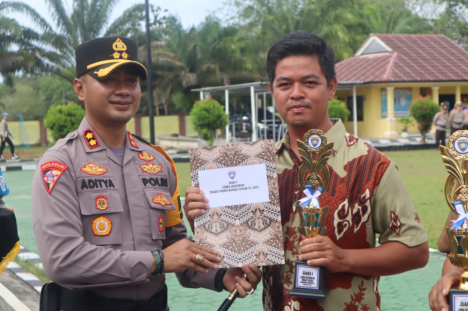 POLRES BANGKA TENGAH GELAR APEL KASATKAMLING 2024 DAN BERI PENGHARGAAN SATKAMLING
