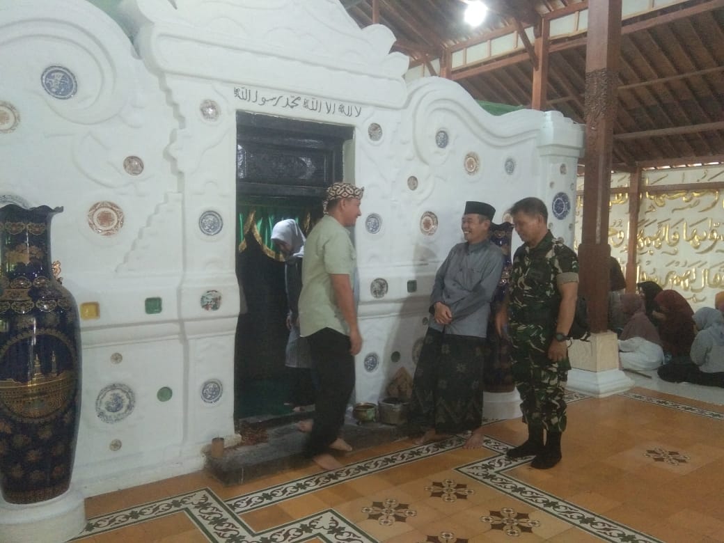 Danramil 0620-01 / Gunung Jati dan Ketua Persit Ranting 02 Dampingi Danrem 063 / SGJ Ziarah ke Makam Kramat Sunan Gunung Jati