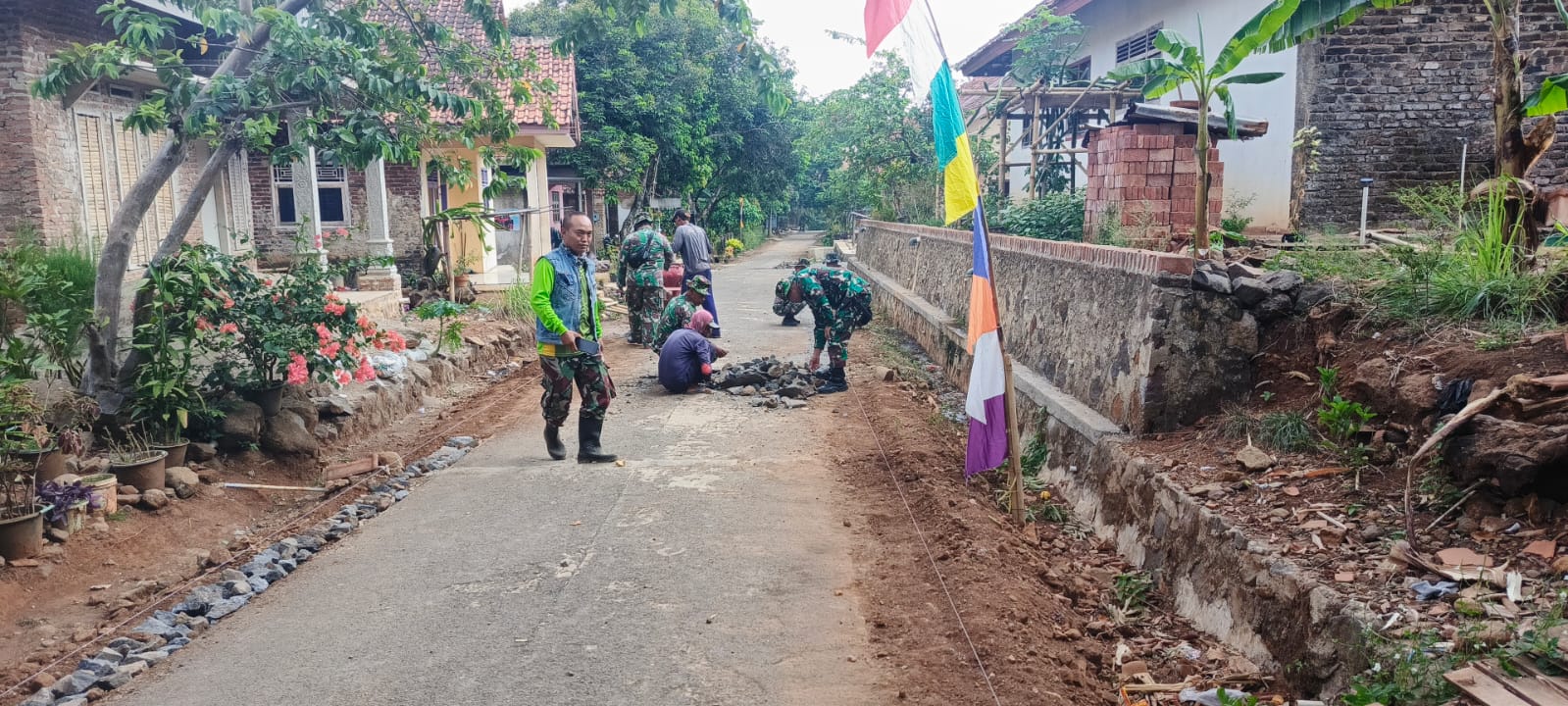 Pengaspalan Jalan di Blok Salam Desa Jati Pancur Berjalan Kondusif