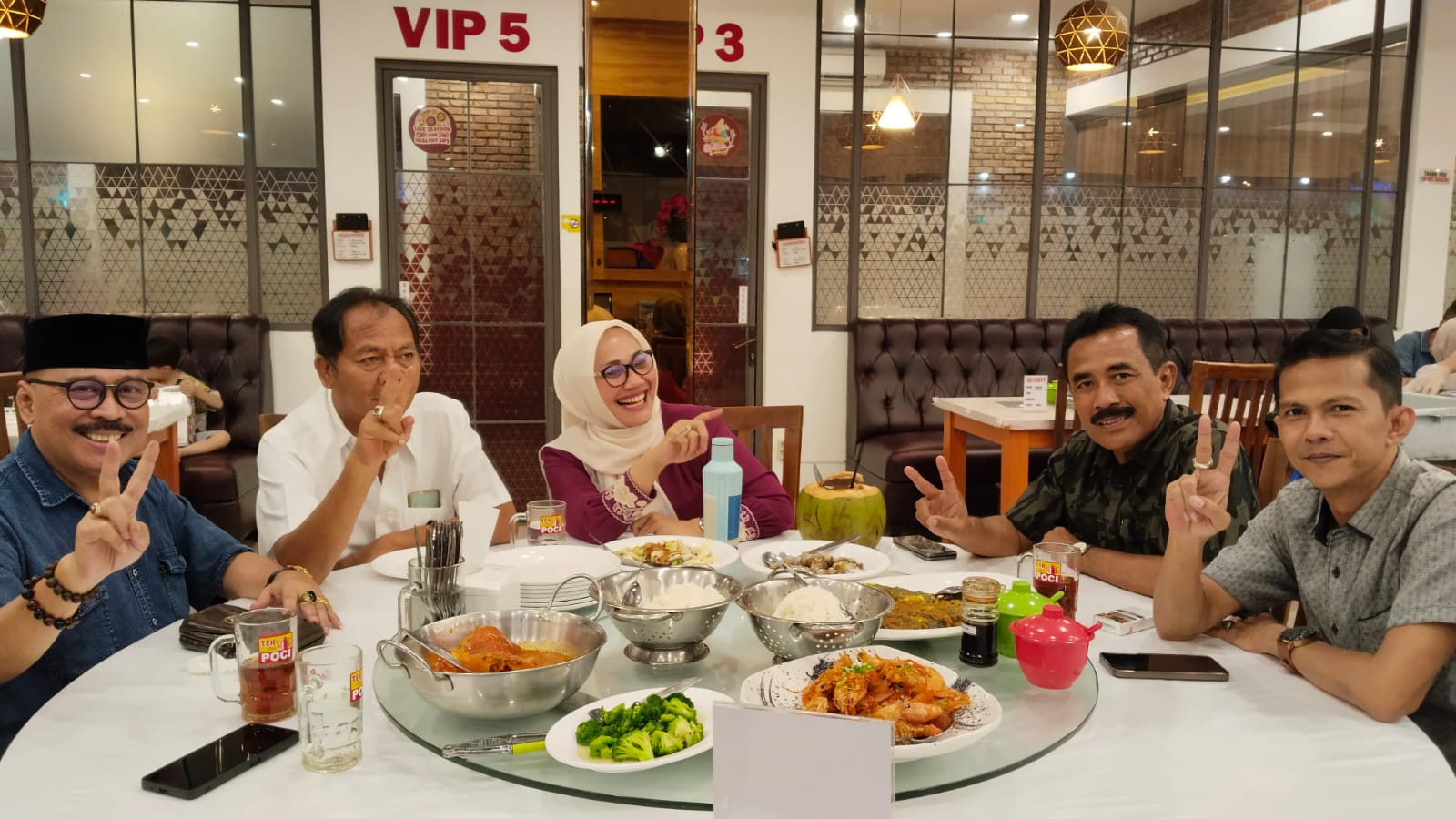 Pertemuan Santai Ibu Eti Herawati dan Suhendrik, Gelar Makan Malam Bersama Tokoh Masyarakat dan Ketua Tim Relawan Metik