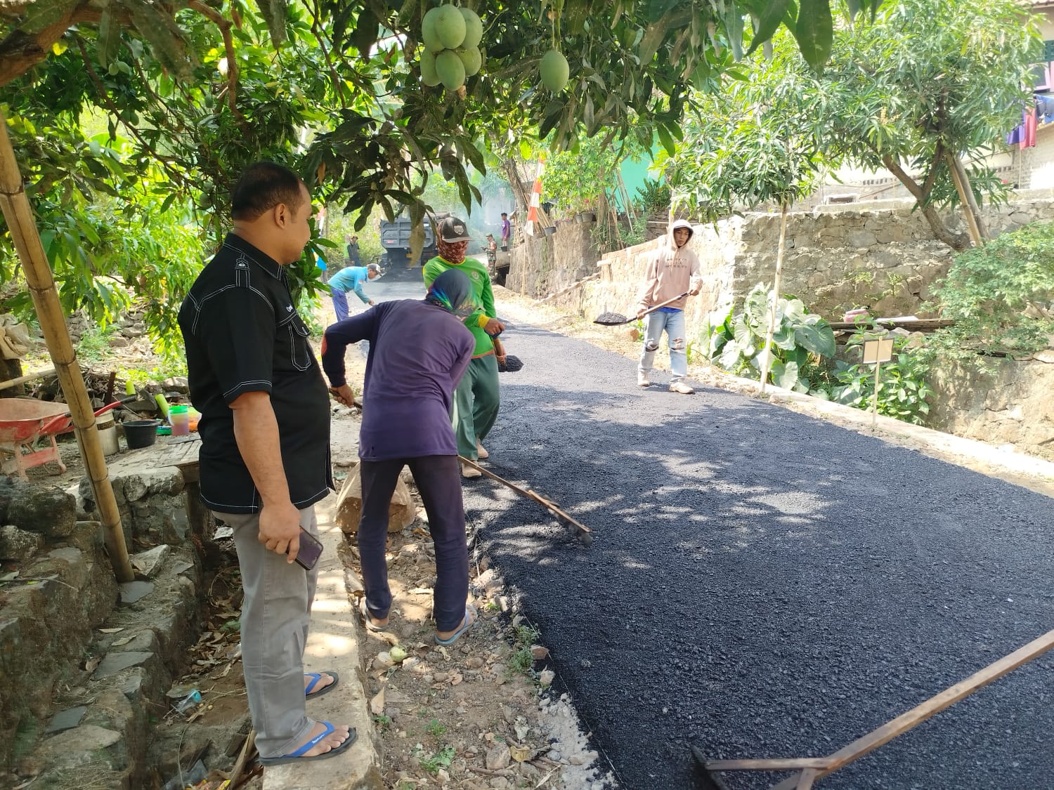 Masih di Gencar, Pengaspalan Hotmix Blok Salam Desa Jati Pancur Kabupaten Cirebon