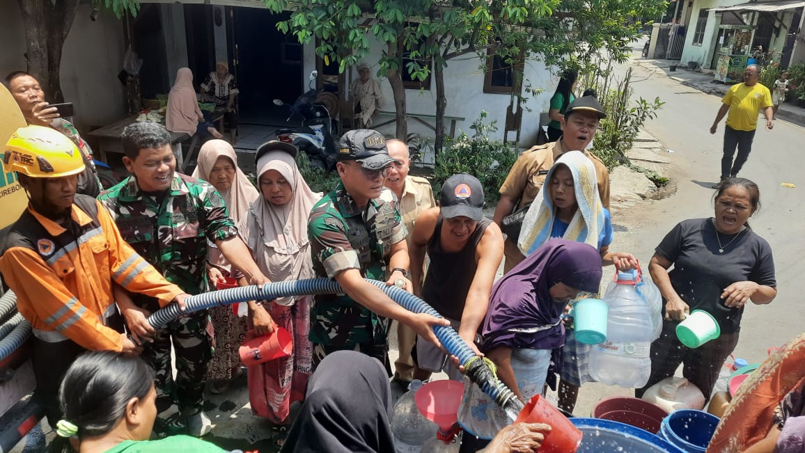 Dandim 0614 / Kota Cirebon Tinjau Lokasi TNI AD Manunggal Air Dan Bagikan Air Bersih
