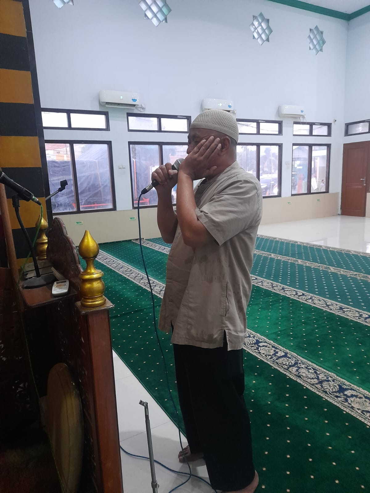 AKP Baban Kurbandi Jadi Muadzin Shalat Subuh di Masjid Besar Ciwaringin