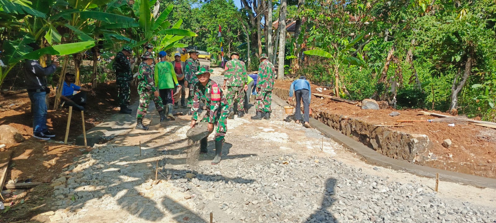 Memulai Pembangunan Rabat Beton di Blok Cidelem Kabupaten Cirebon