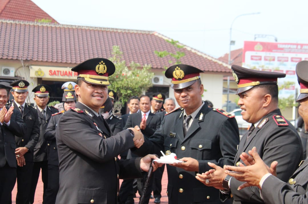 Pimpin Upacara Kesaktian Pancasila, Kapolres Jepara Berikan Penghargaan Pada Personil Berprestasi
