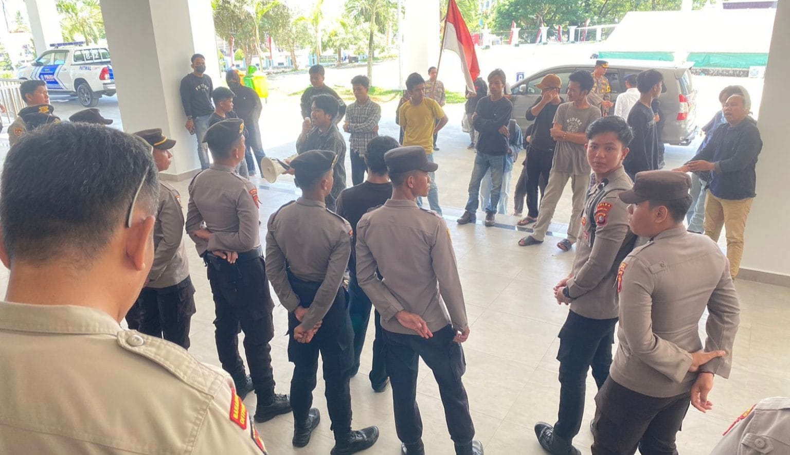 Polresta Mamuju Di back Up Samapta Polda Sulbar Kembali Gelar Pengamanan Aksi Unras Dikantor DPRD Sulbar