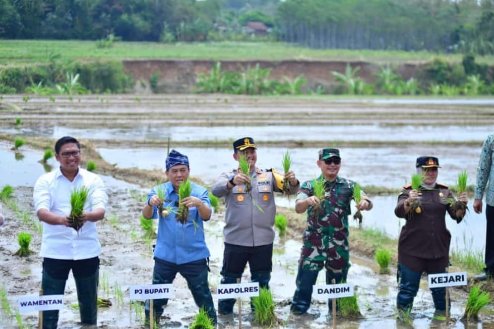 Kapolres Jepara AKBP Wahyu Nugroho Setiawan Dampingi Kunjungan Kerja Wamentan Sudaryono di Desa Kelet, Jepara