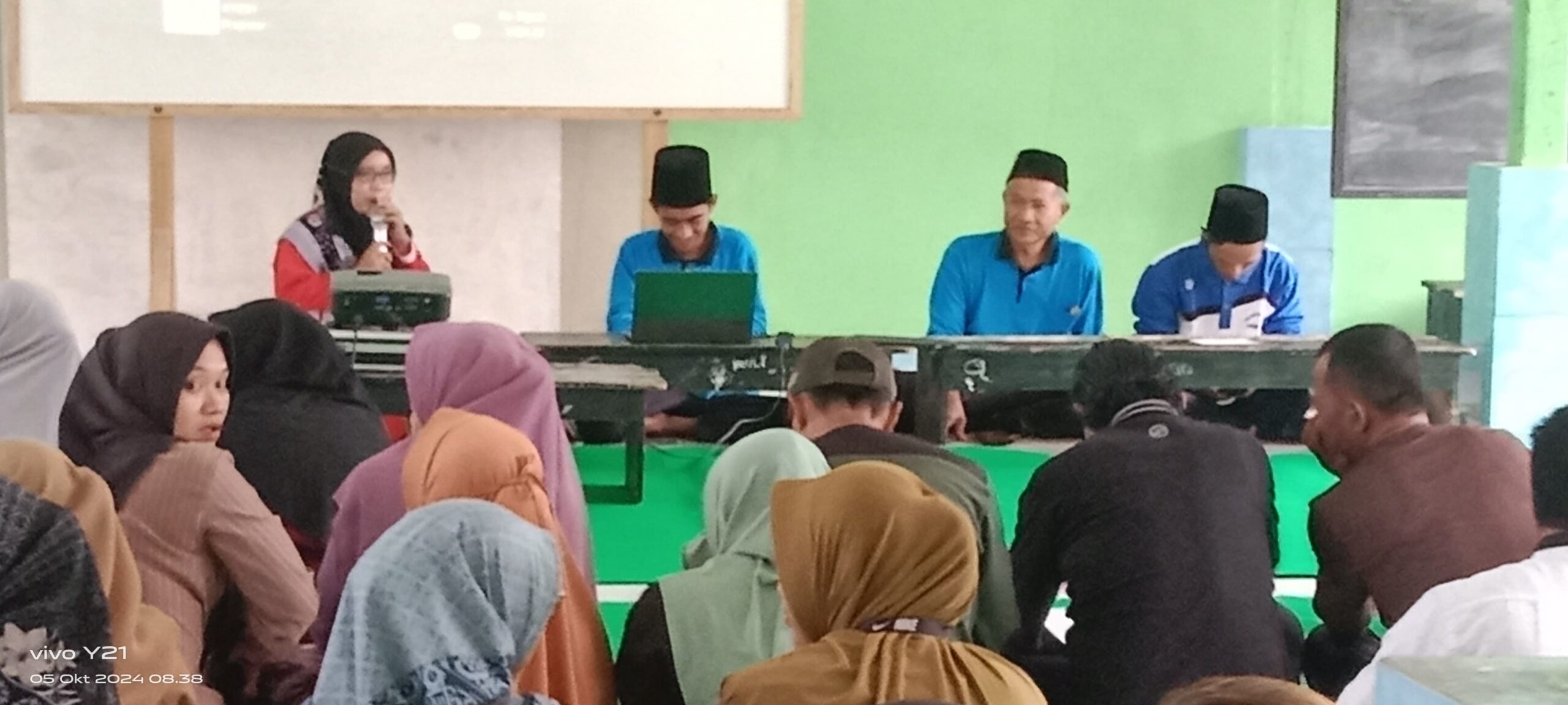 Ali Ashadi S. Kom  Pimpin Langsung Rapat Pemilihan Perwakilan Wali Murid Di Setiap Desa