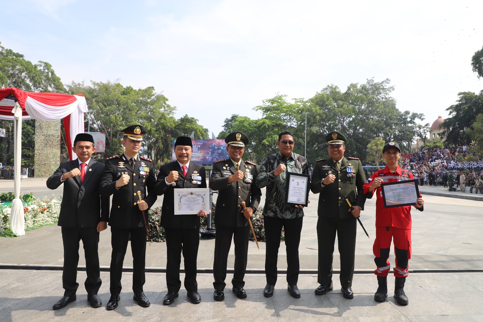 Upacara Peringatan HUT ke-79 TNI di Garut Berlangsung Khidmat dan Meriah’ Pameran Alutsista, Bazar UMKM Gratis, parade, dan panggung prajurit