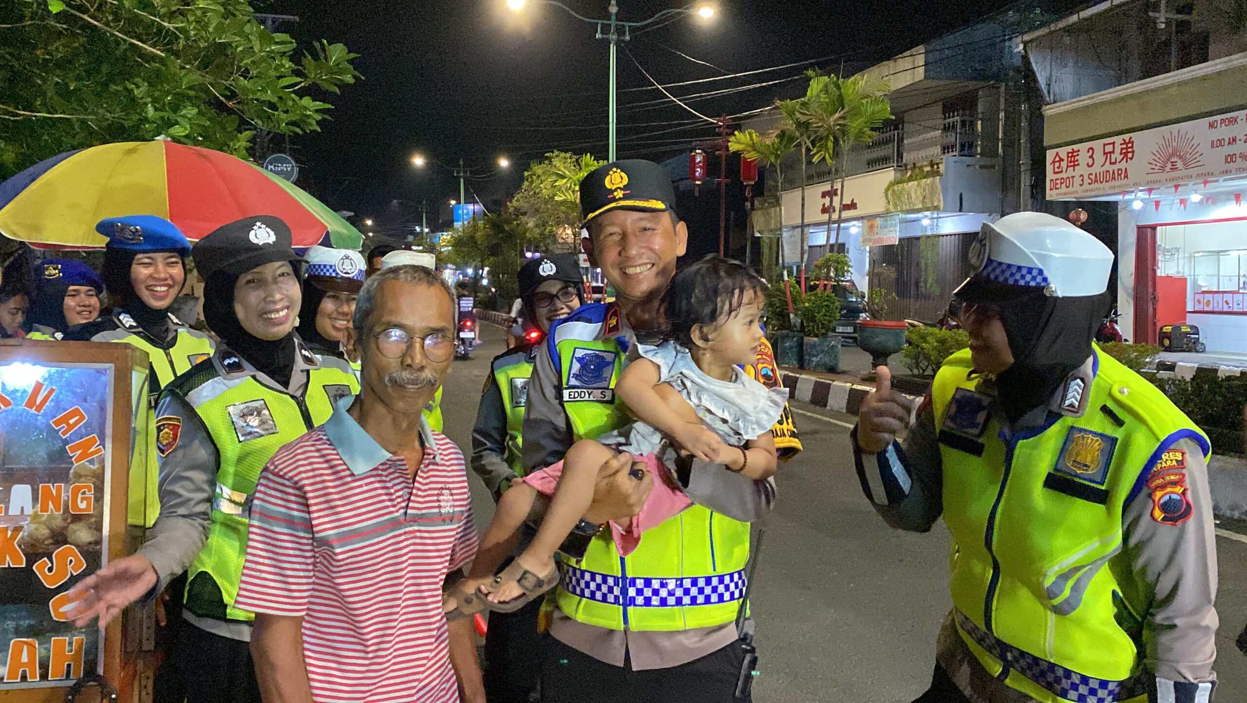 Sapa Warga, Polwan Kartini Polres Jepara Patroli Malam di Car Free Night