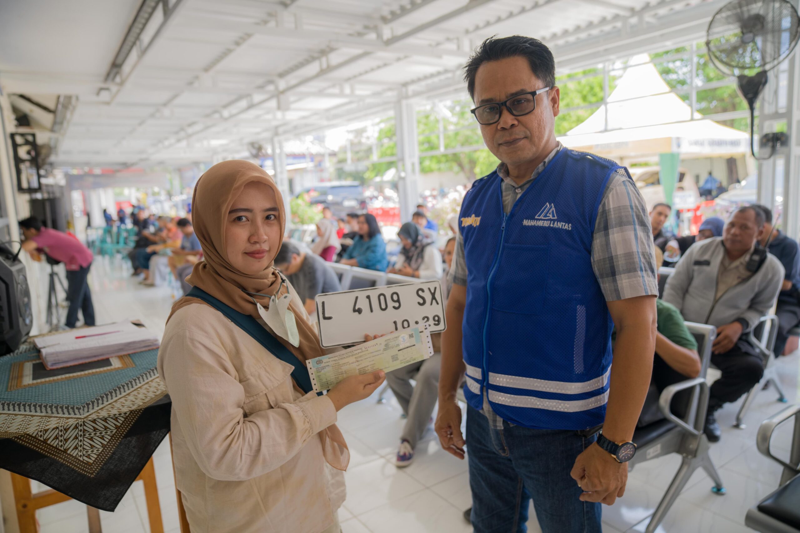 Inovasi Baru Lagi Diluncurkan Samsat Surabaya Barat, Petugas Berompi Biru Bertuliskan “SILAKAN TANYA KAMI”