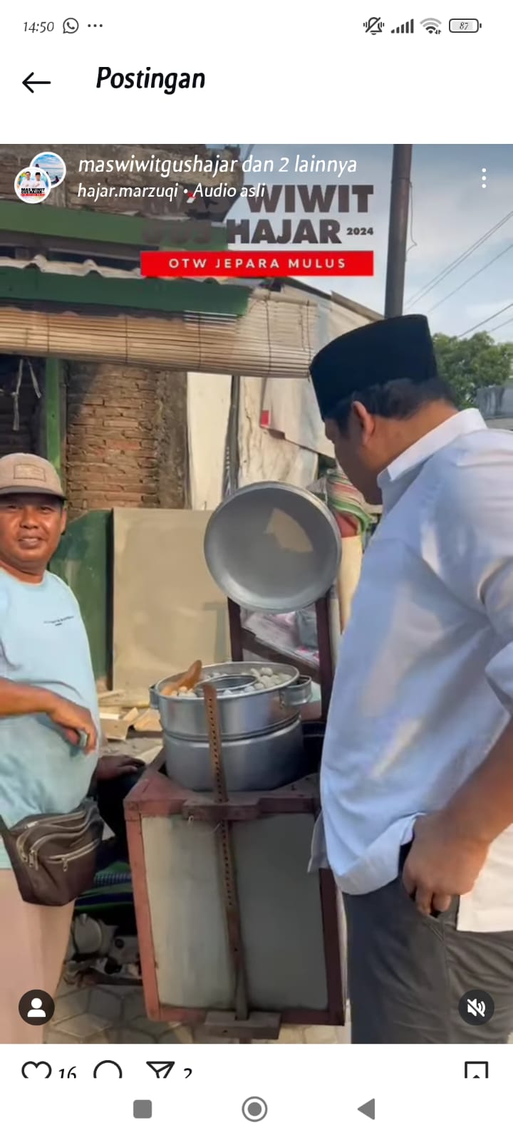 Calon Wakil Bupati Jepara, M. Ibnu Hajar, Tunjukkan Kesederhanaan Dengan Beli Jajanan Pinggir Jalan di Tengah Kesibukan Sosialisasi