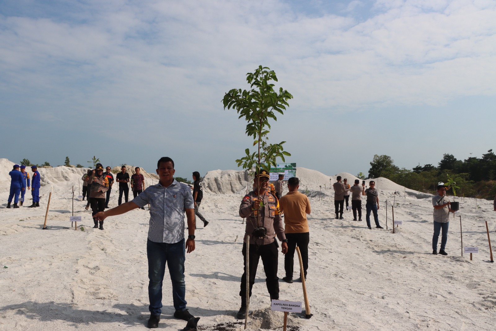 POLRES BANGKA TENGAH HIJAUKAN AREA LAHAN BEKAS TAMBANG BERSAMA FORKOPIMDA SERENTAK