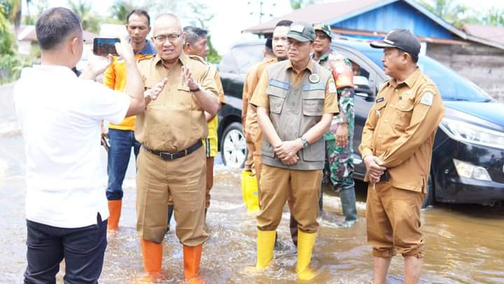 Pj. Bupati Aceh Singkil Tinjau Jalan Putus Akibat Banjir, Menginstruksikan Kepada Dinas Terkait Agar Diperbaiki
