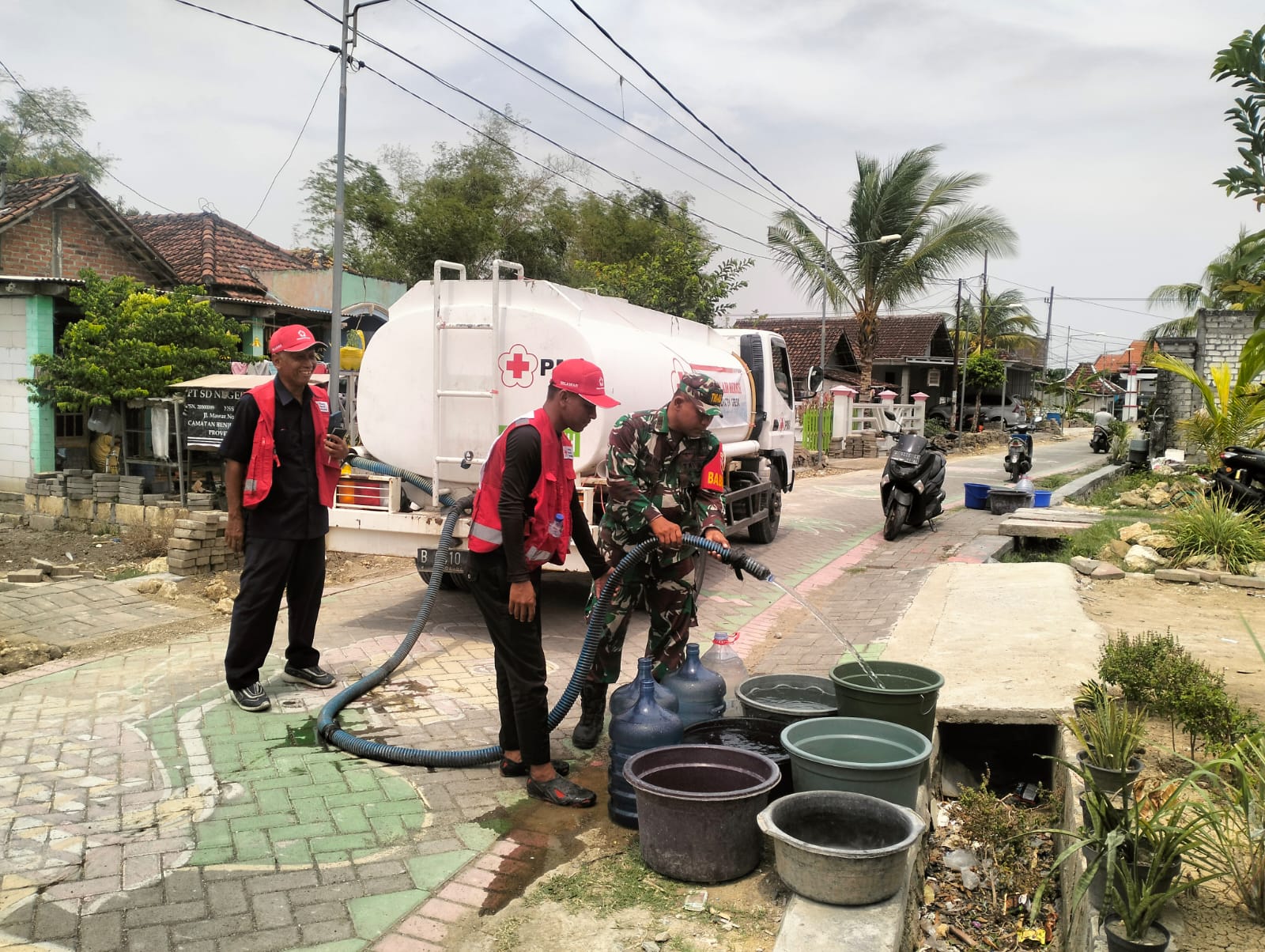Semangat Babinsa Membantu Pendistribusian Bantuan Air Bersih Untuk Masyarakat