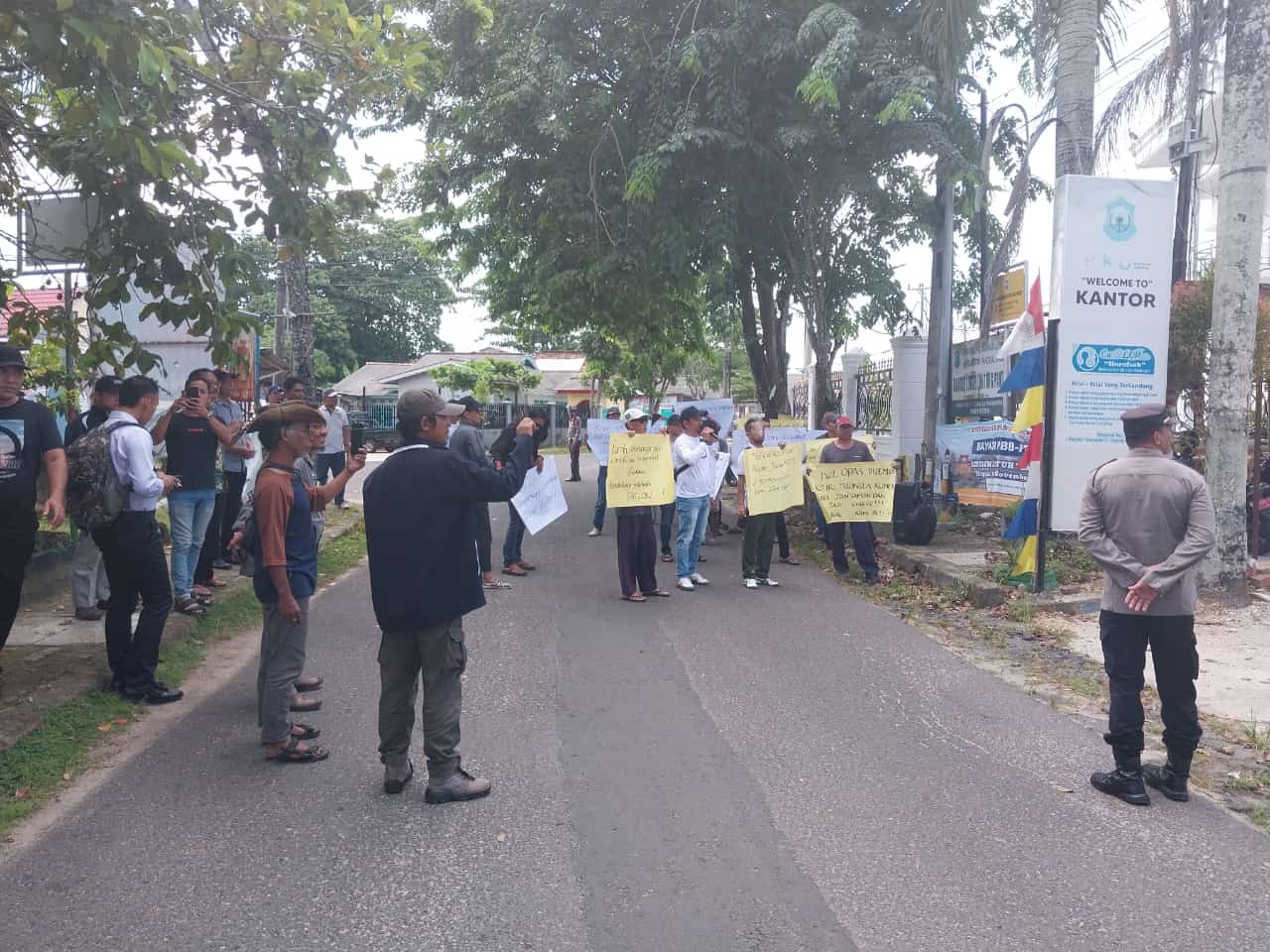 Ketidakpuasan Masyarakat Atas Ketidaknetralan,  Warga Lontong Pancur Demo Lurahnya