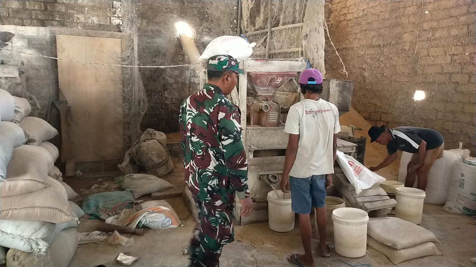 Pendampingan Babinsa Terhadap Usaha Penggilingan Padi Warga Binaan
