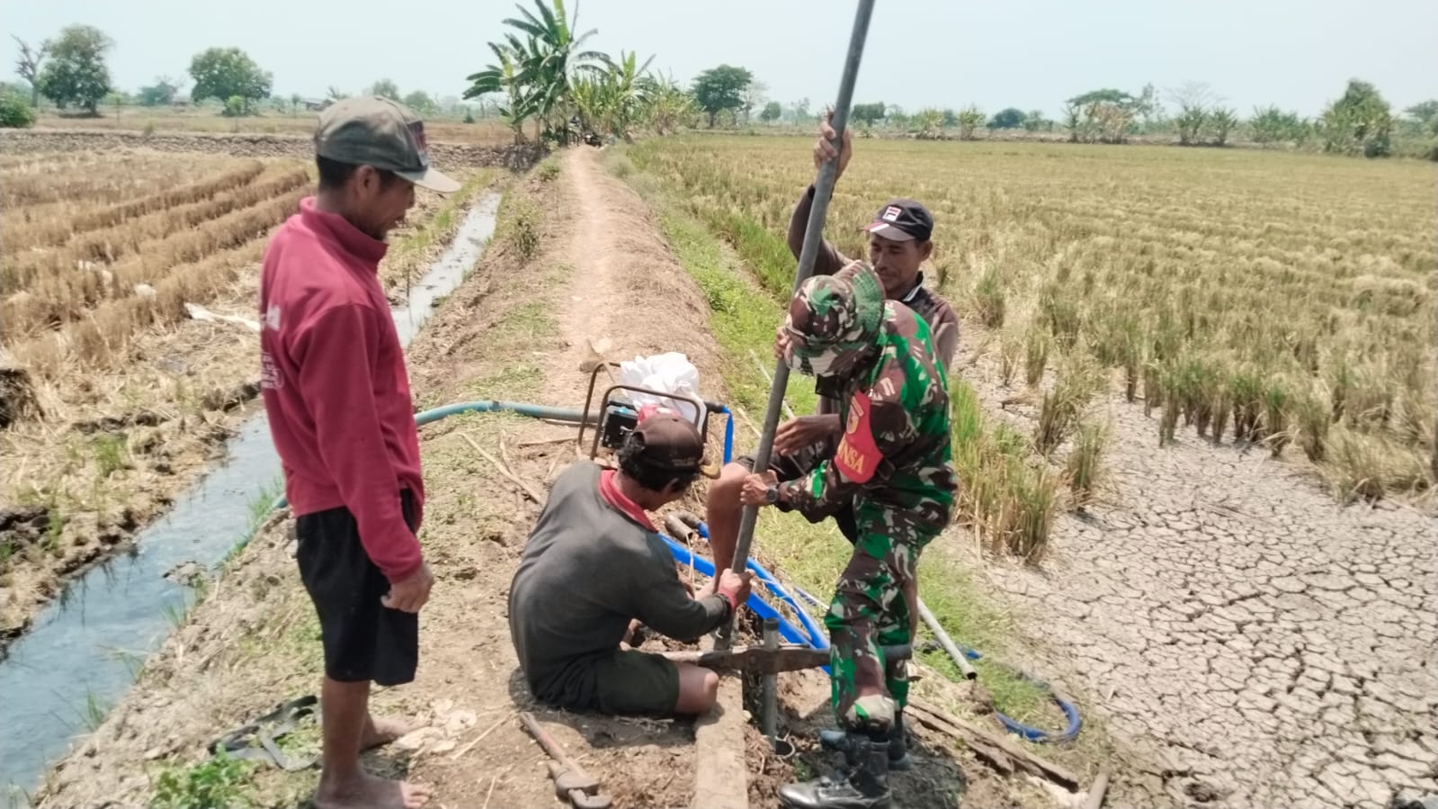 Upaya Peningkatan Irigasi Pertanian Babinsa Sidayu Bantu Pengeboran Sumur Bor