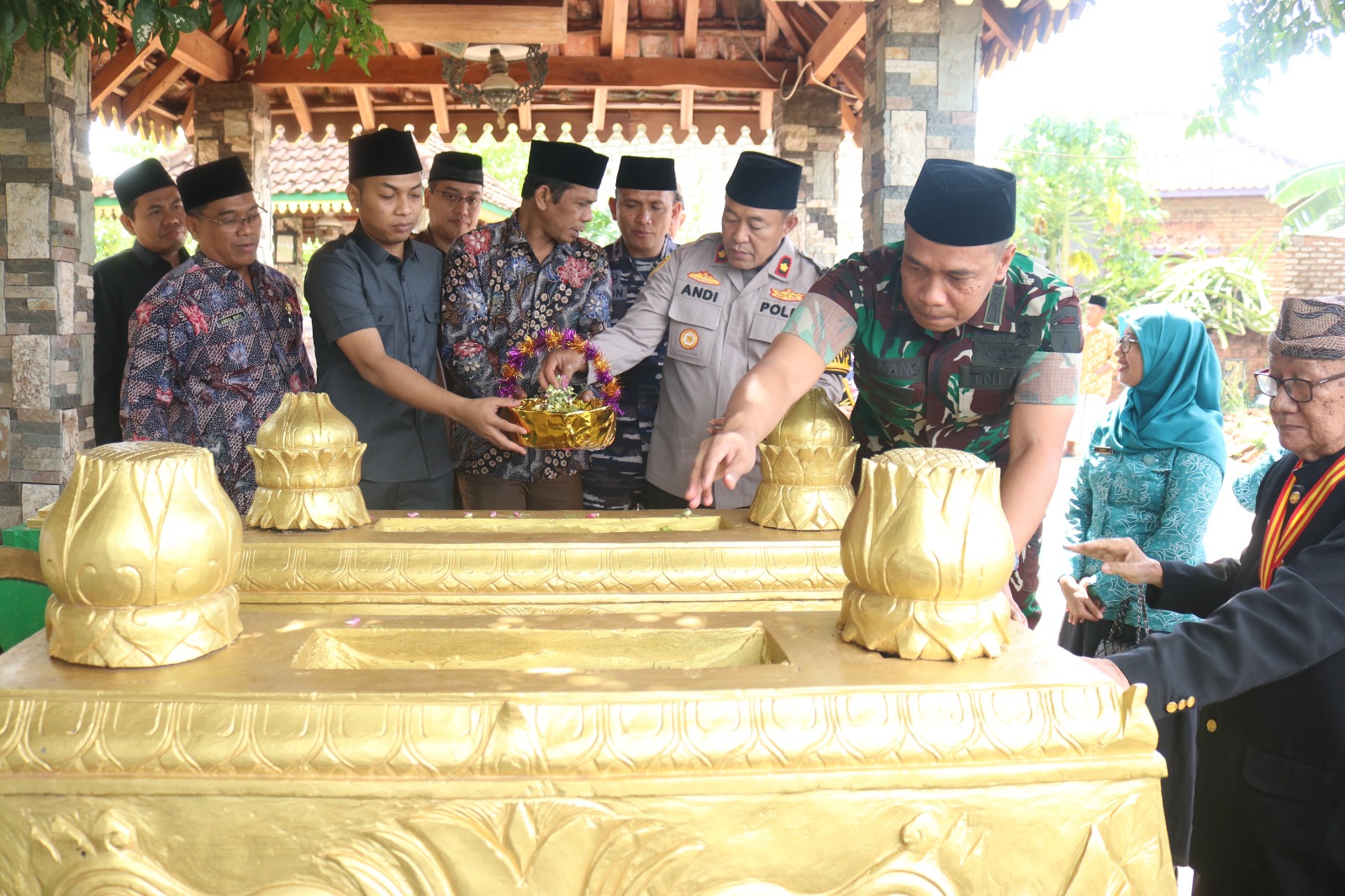 Peringati Hari Jadi Bangkalan Ke-493, Dandim 0829 Bersama Forkopimda Laksanakan Ziarah