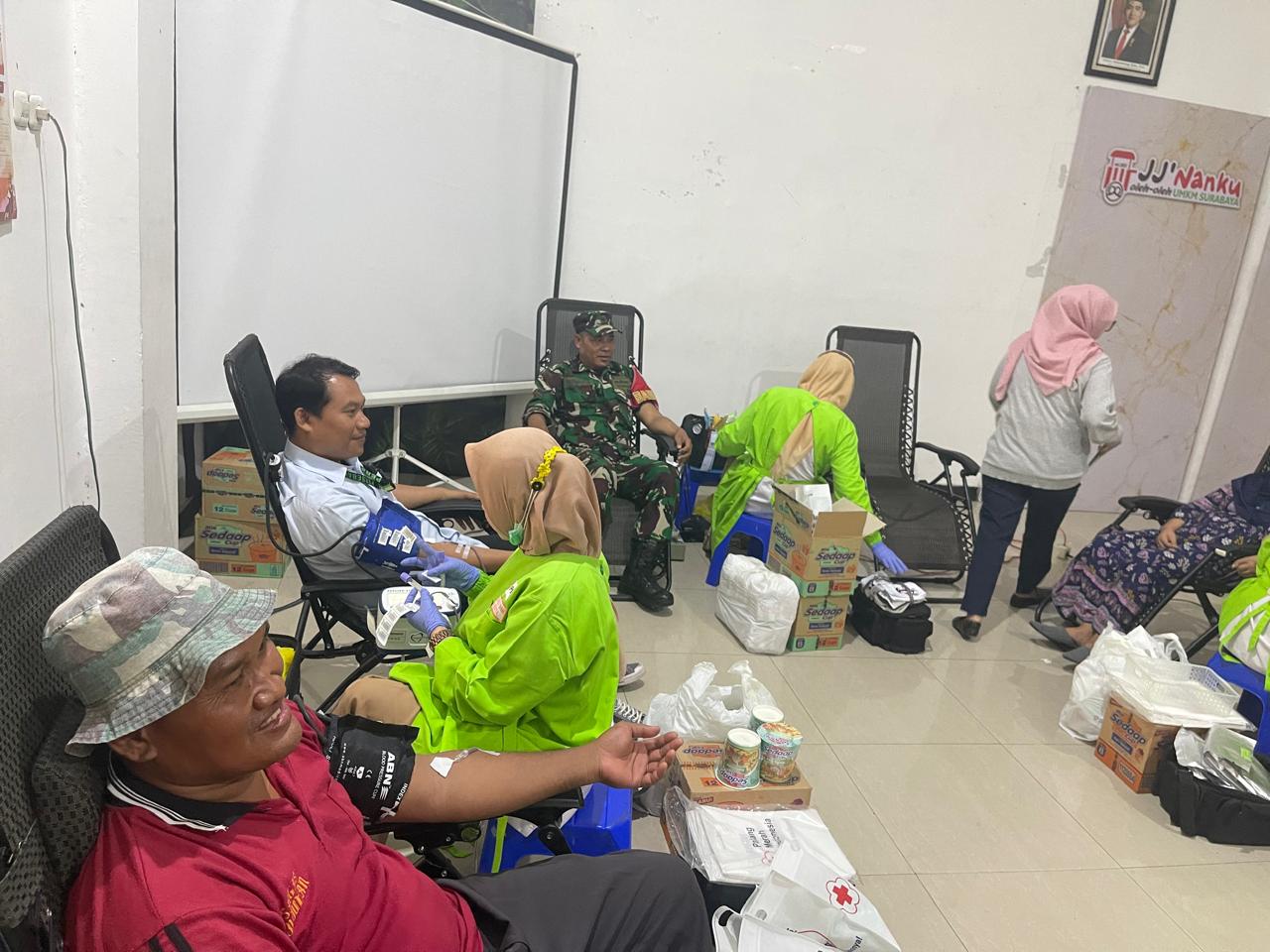 Anggota Koramil 0830/04 Bubutan Berpartisipasi dalam Kegiatan Donor Darah di Kecamatan Bubutan