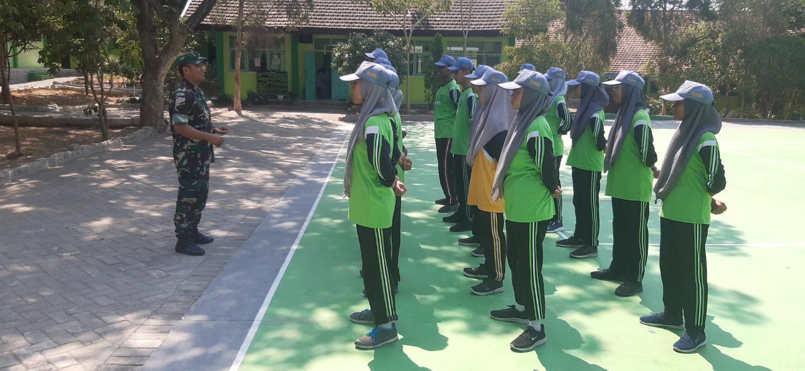 Meningkatkan Kedisiplinan, Babinsa Serma Hengki Bekali Siswa Dengan Pelatihan PBB