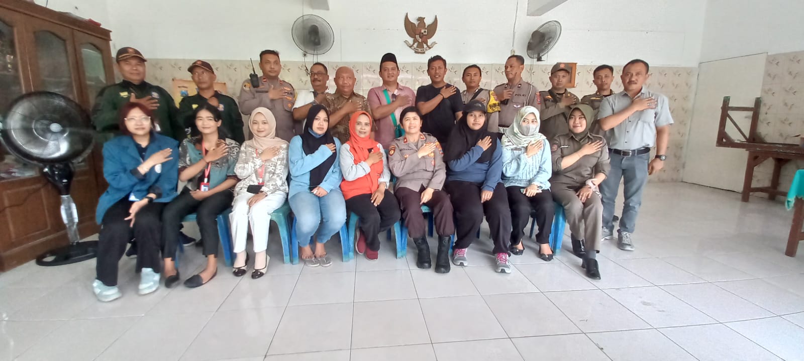 Polsek Dukuh Pakis Gelar Jum’at Curhat di Balai RT.4 RW.1 Pradah Kalikendal
