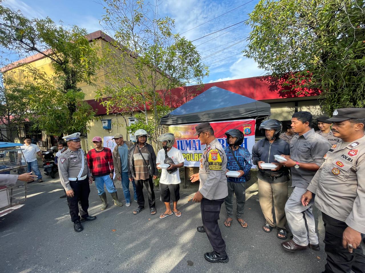 Berbagi Sarapan Kepada Warga, Dilaksanakan Polres Sibolga Jumat Berkah