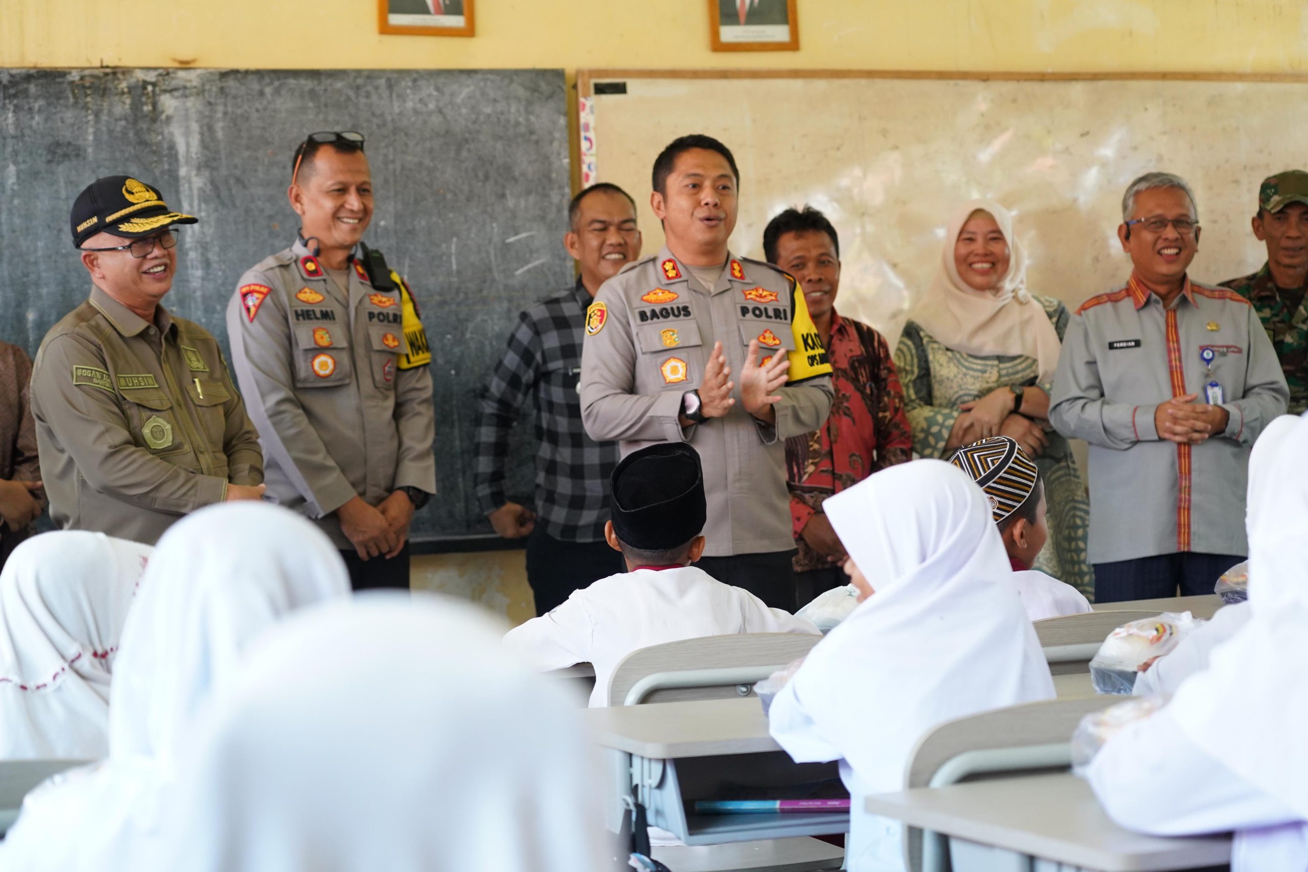 Polres Ogan Ilir Bersama Pemkab Ogan Ilir Laksanakan Program Makan Siang Gratis yang Digagas oleh Presiden RI
