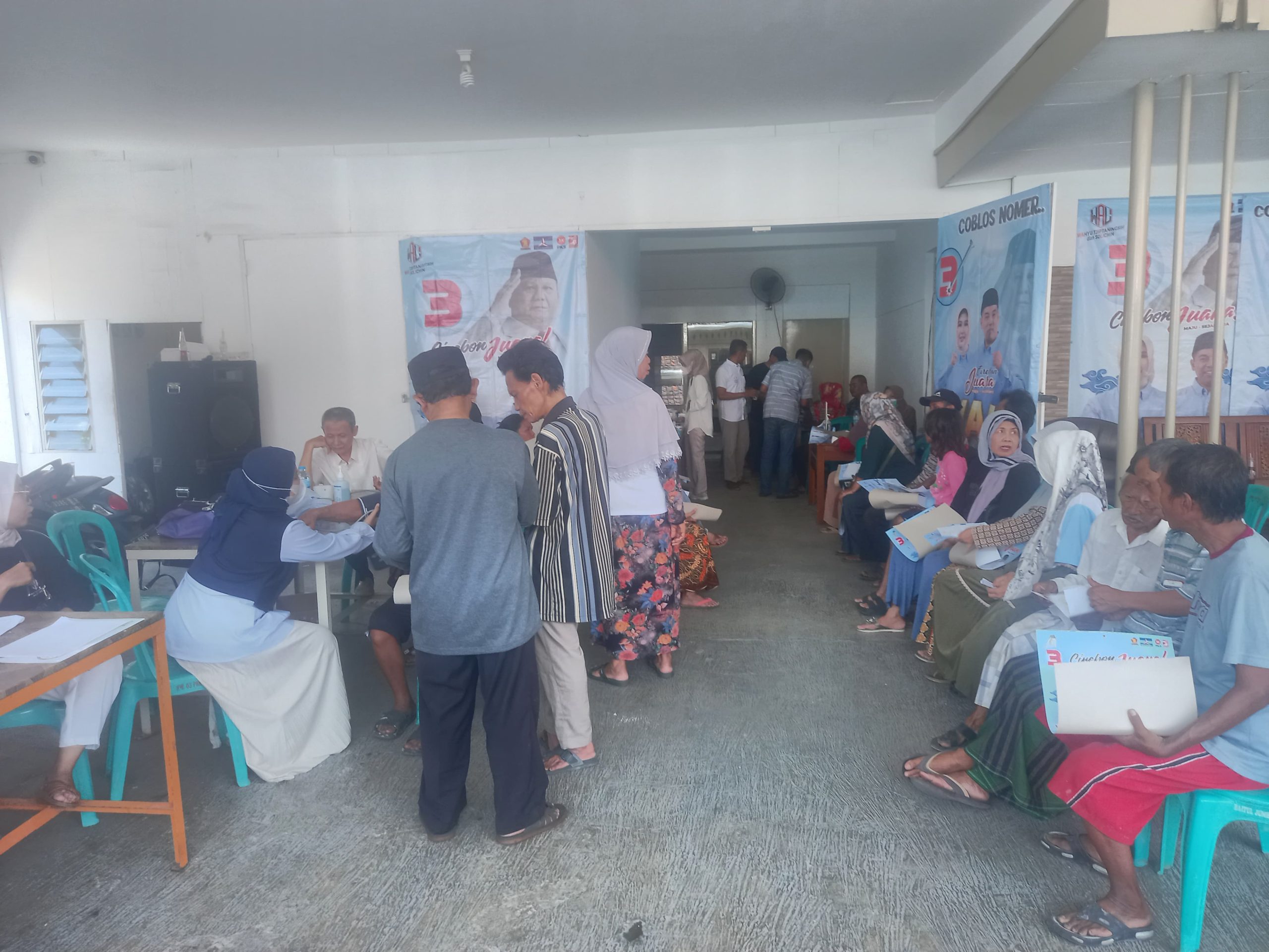 Pemeriksaan Kesehatan dan Pengobatan Gratis di Desa Panembahan Kabupaten Cirebon Digelar Paslon Bupati Dan Wakil Bupati Cirebon Dari Nomor Urut 3.