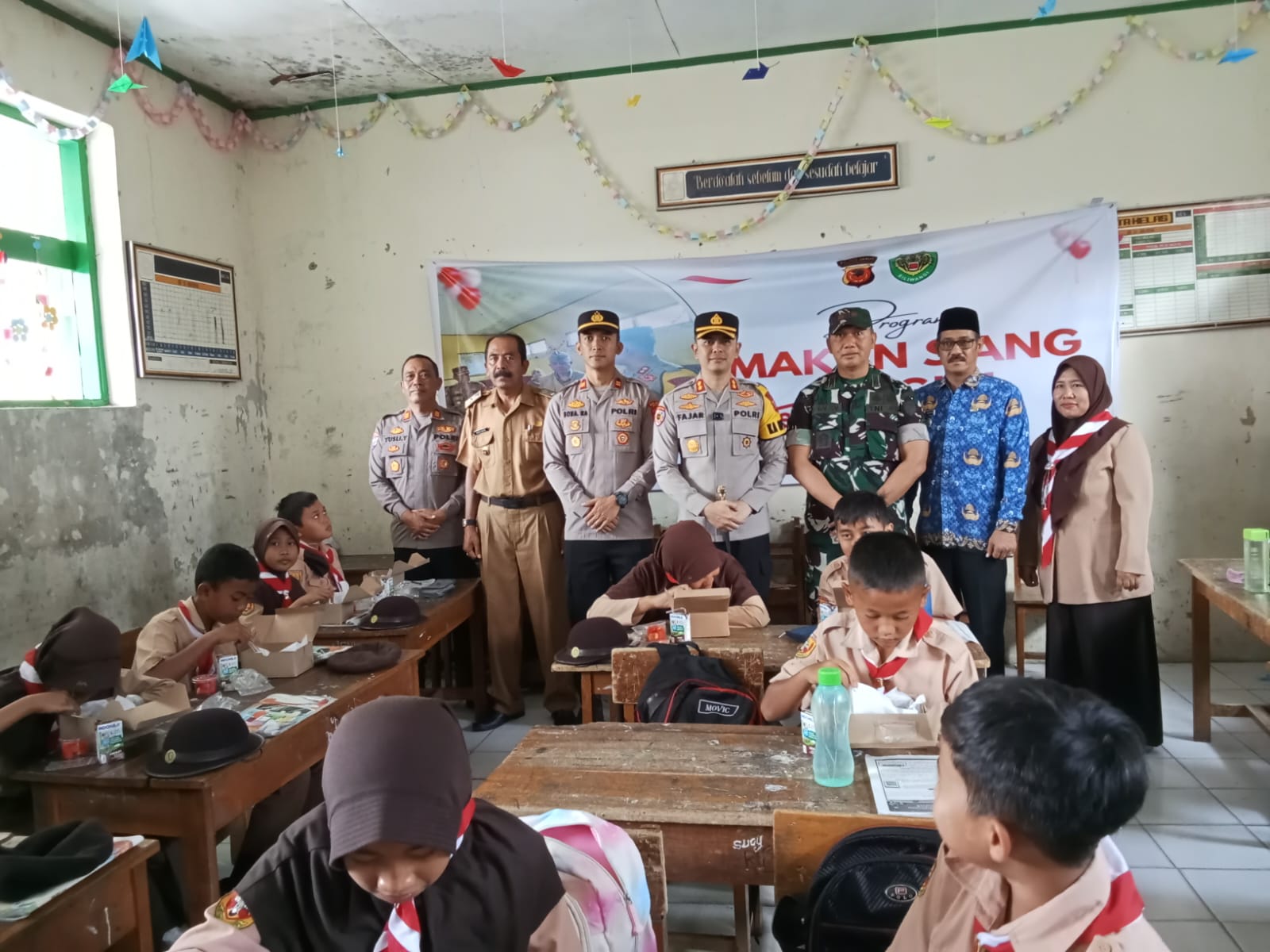 Sinergi TNI-Polri dalam Program Makan Siang Bergizi di MI Al-Hikmah Tarogong Kaler