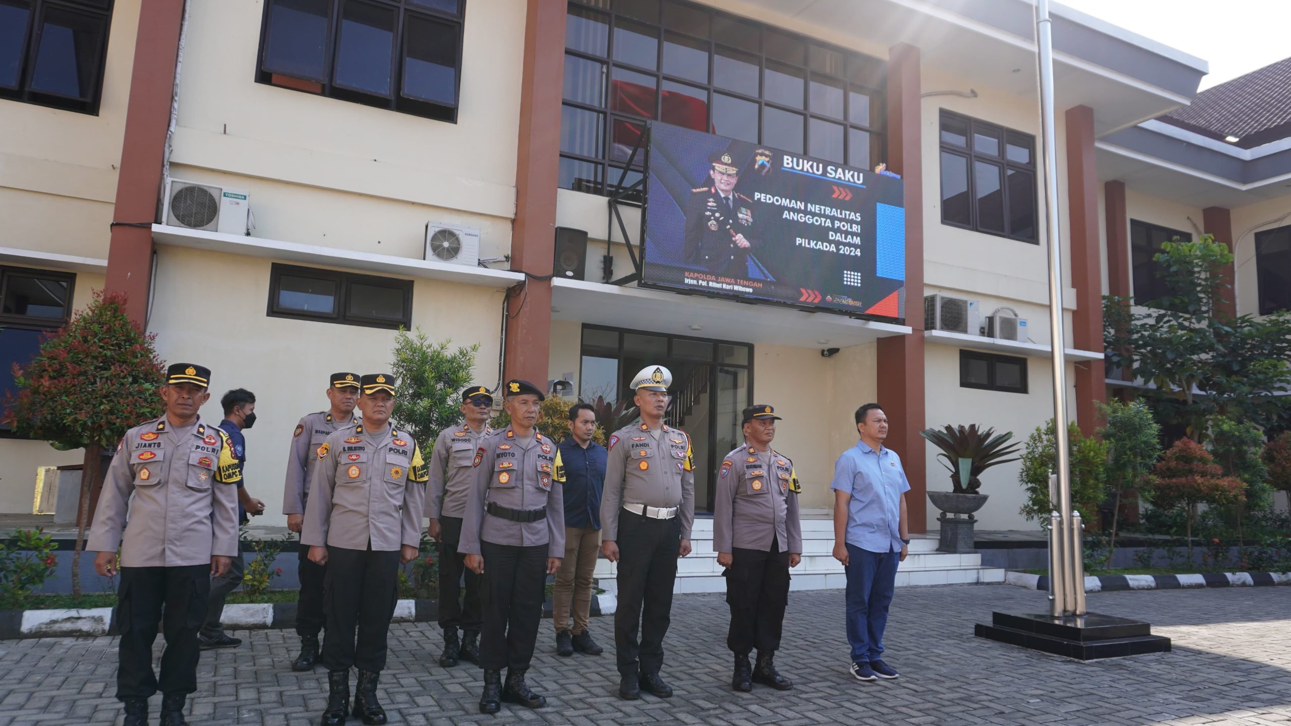 Jaga Netralitas Polri Pada Pilkada 2024, Polres Temanggung Bekali Anggotanya Dengan Buku Saku